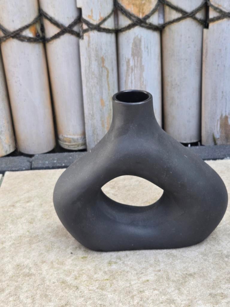 Moderne Zwarte Vaas met Uniek Design, Huis en Inrichting, Woonaccessoires | Vazen, Zo goed als nieuw, Zwart, Overige materialen