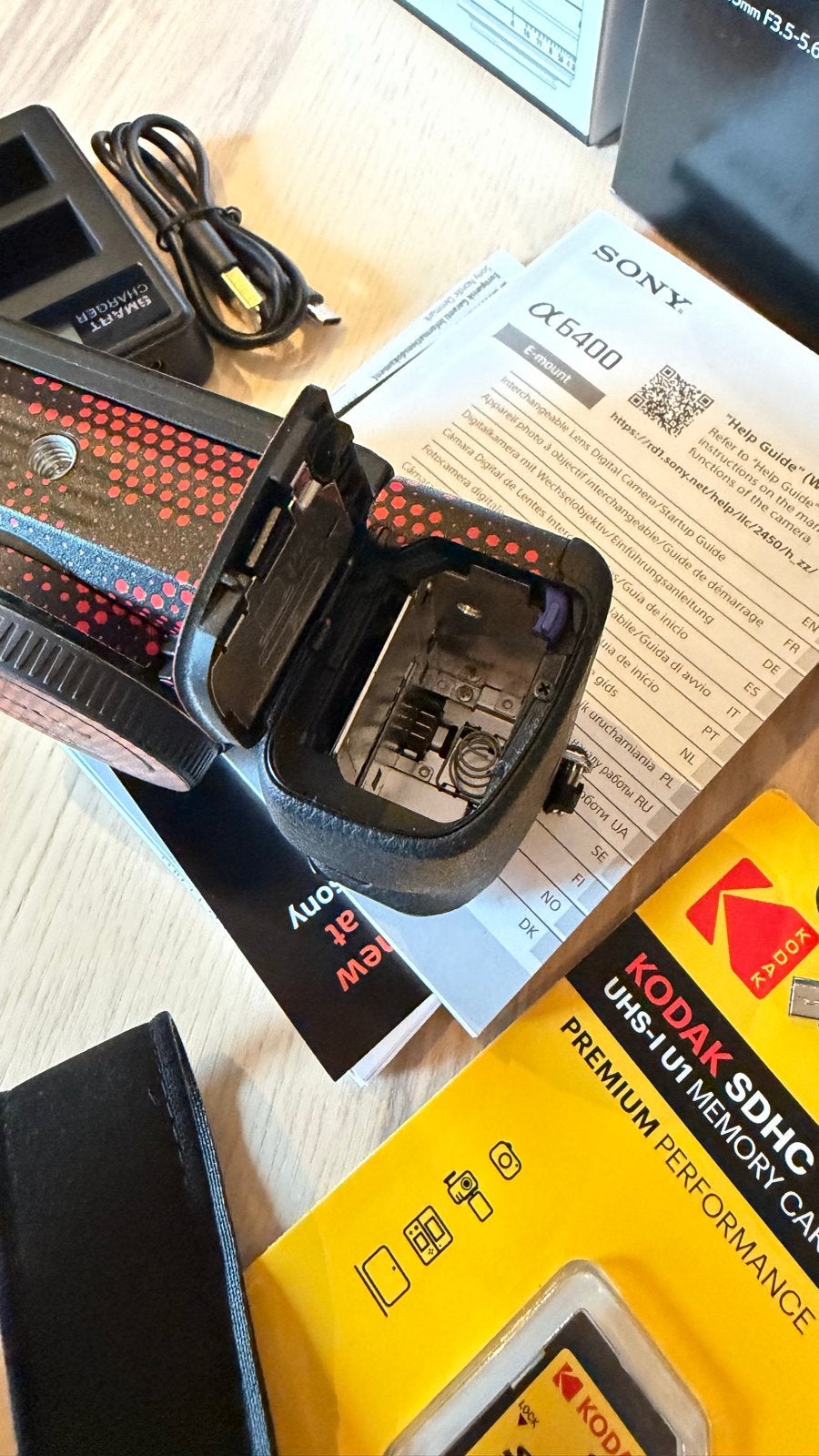 Foto 10 van Sony a6400 met kitlens, camo wrap en veel accessoires