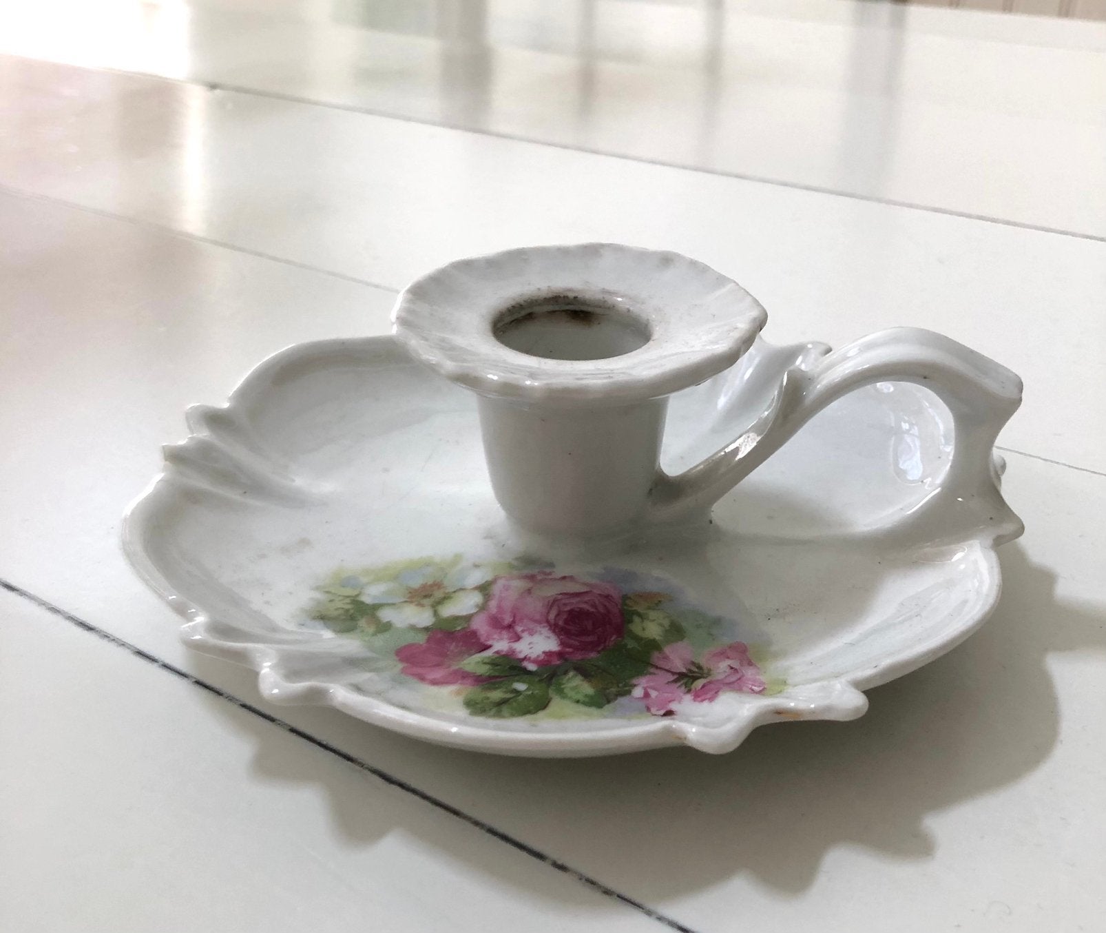 Lief brocante wit porselein blakertje met roosjes motief., Ophalen of Verzenden