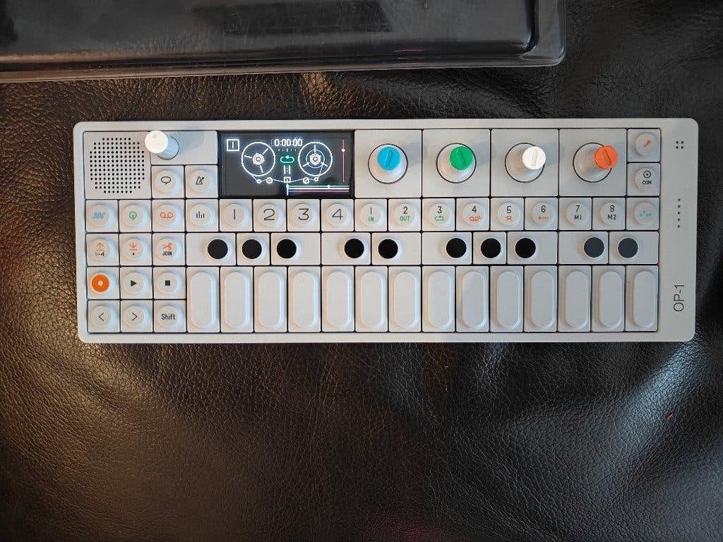 OP-1 Synth With decksaver, Muziek en Instrumenten, Synthesizers, Overige merken, Zo goed als nieuw, Met koffer of flightcase, Overige aantallen