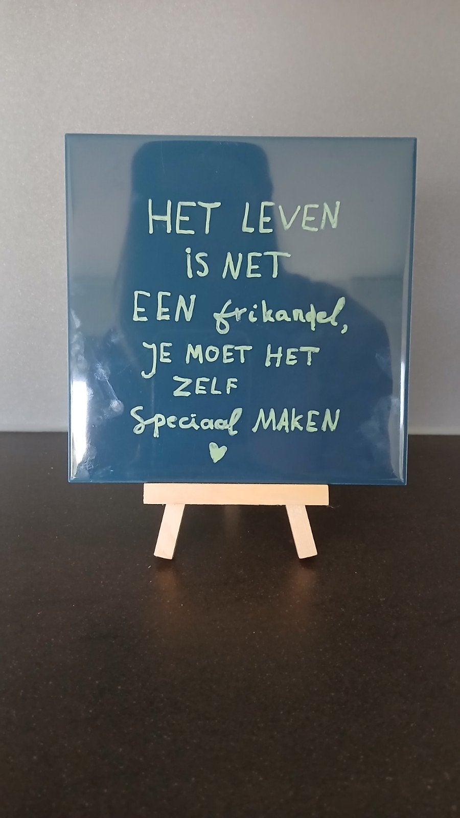 Tegeltje met spreuk: Het leven is net een frikandel, Huis en Inrichting, Tegeltje, Ophalen, Zo goed als nieuw, Steen/keramiek