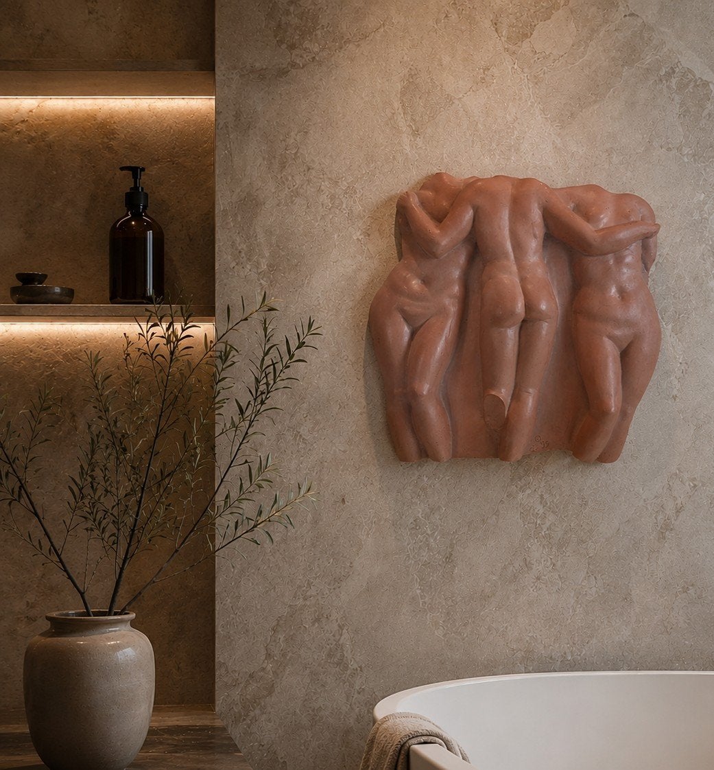 Terracotta Wandreliëf "De Drie Gratiën' (1995) Gepatineerd, Antiek en Kunst, Kunst | Beelden en Houtsnijwerken, Groep mensen, Natuurlijk materiaal