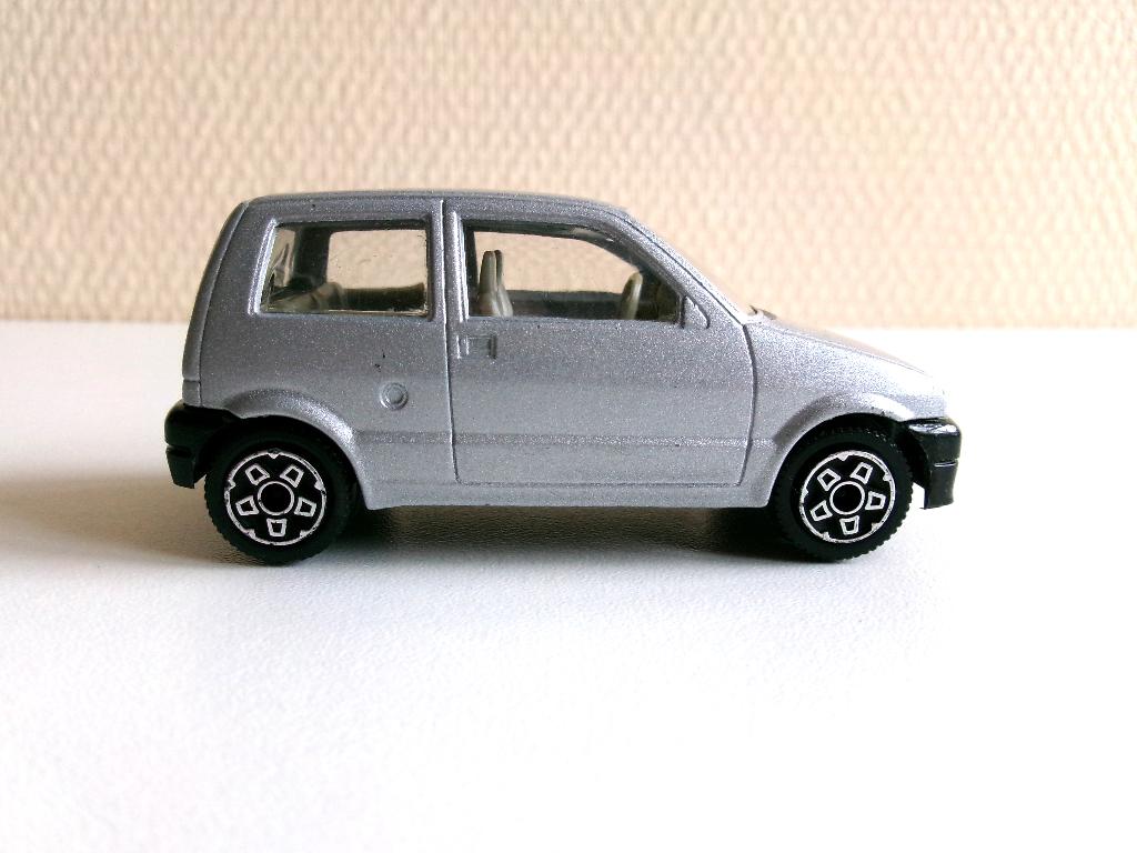 Fiat Cinquecento zilvergrijs 1:43 Bburago (zonder ovp), Hobby en Vrije tijd, Modelauto's | 1:43, Ophalen of Verzenden, Gebruikt