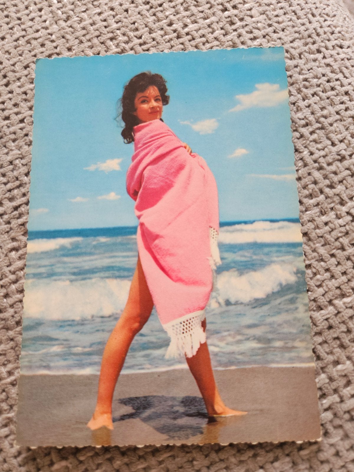 pin up retroVrouw in roze handdoek op strand, Verzamelen, Ophalen of Verzenden