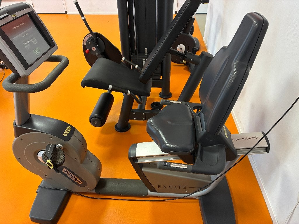 Technogym Excite Recline 700TV ligfiets / hometrainer, Ophalen, Overige materialen, Gebruikt, Benen