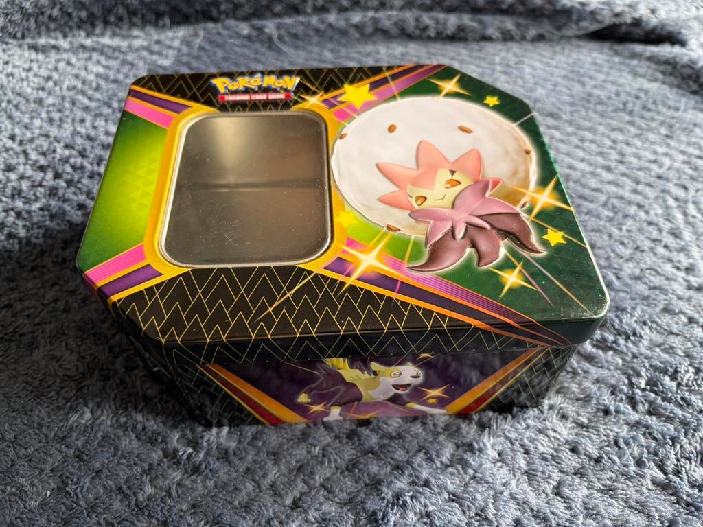 Pokemon shining fates tin, Hobby en Vrije tijd, Verzamelkaartspellen | Pokémon, Ophalen of Verzenden, Zo goed als nieuw, Overige typen