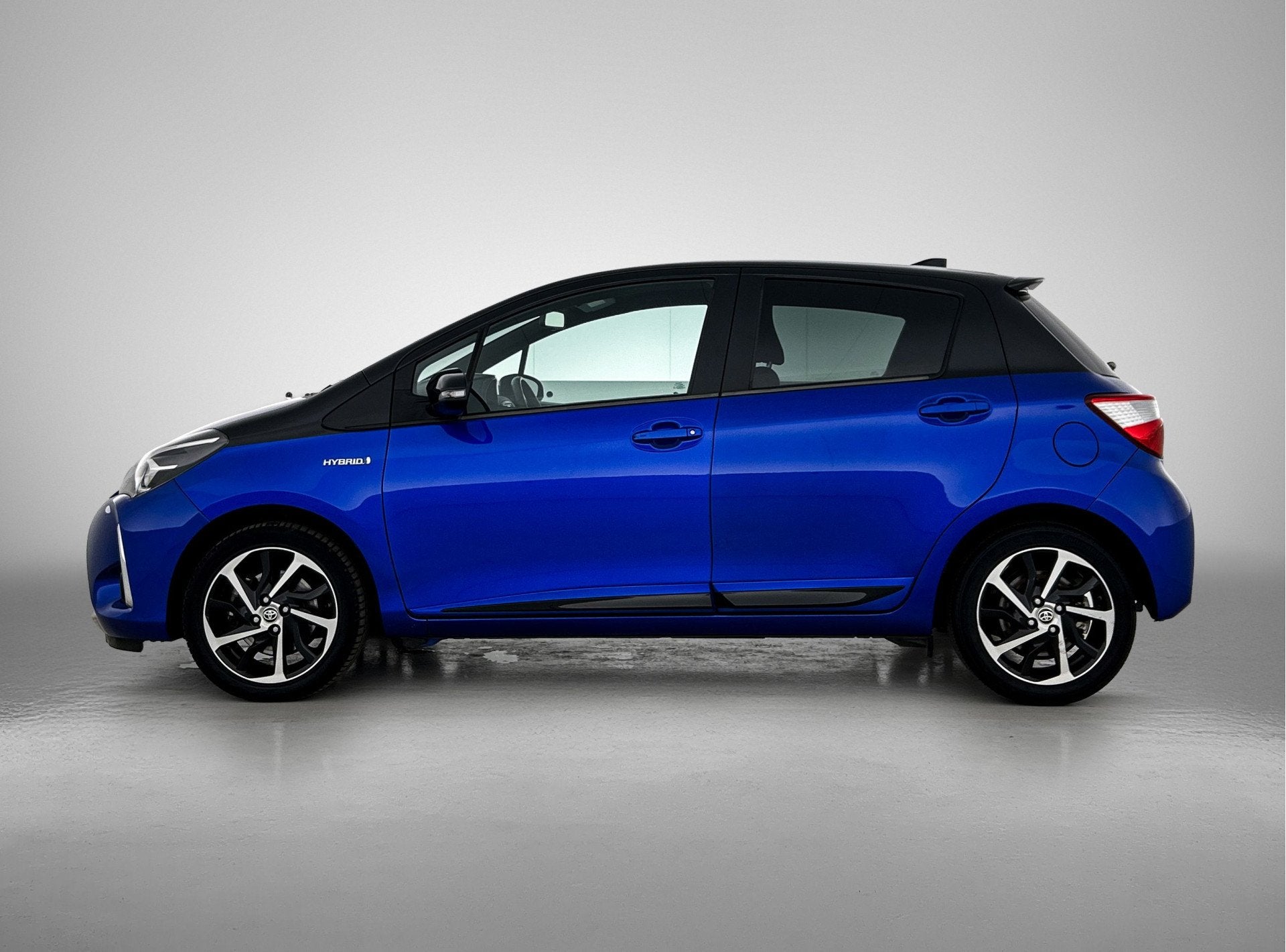 Toyota Yaris 1.5 Hybrid Bi-Tone Plus | Apple Carplay/Android, Auto's, 12 maanden, Gebruikt, 4 cilinders, Blauw