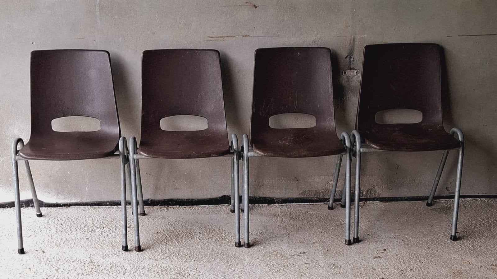 25 x Kunststof kuipstoelen kantine stoelen bruin café bistro, Huis en Inrichting, Stoelen, Ophalen of Verzenden, Zo goed als nieuw