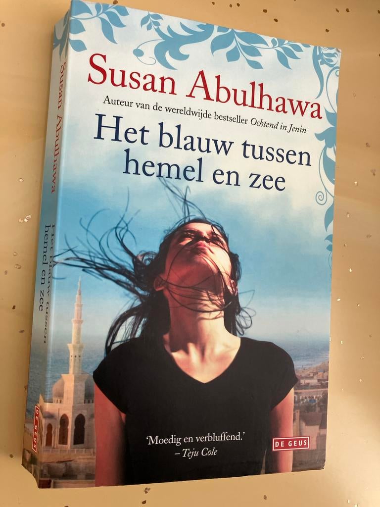 Het blauw tussen hemel en zee - Susan Abulhawa, Boeken, Romans, Ophalen of Verzenden, Gelezen, Nederland