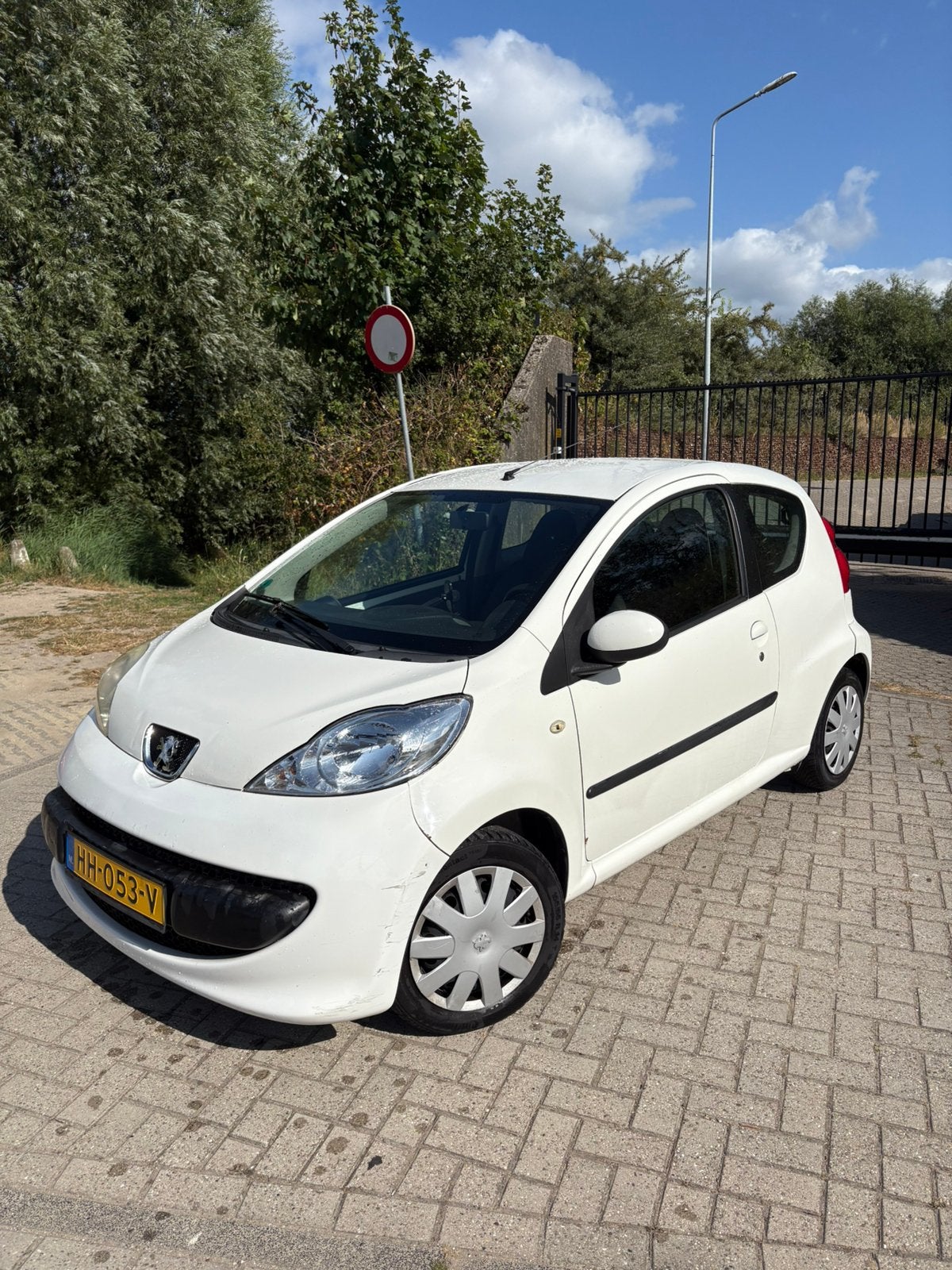 Peugeot 107 1.0 12V 3DR Wit | APK April 2027, Auto's, Peugeot, Voorwielaandrijving, 765 kg, 4 stoelen, Airbags