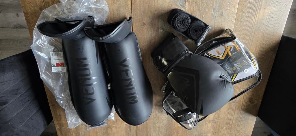 NIEUW: Venum Kickboks Set - Handschoenen (16oz) + Scheenbesc, Ophalen of Verzenden, Nieuw, Overige