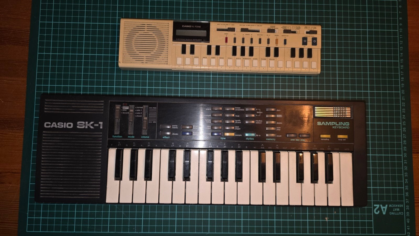 Casio SK-1 Sampling Keyboard en Casio VL-Tone VL-1, Muziek en Instrumenten, Keyboards, 49 toetsen, Casio, Gebruikt, Midi-aansluiting