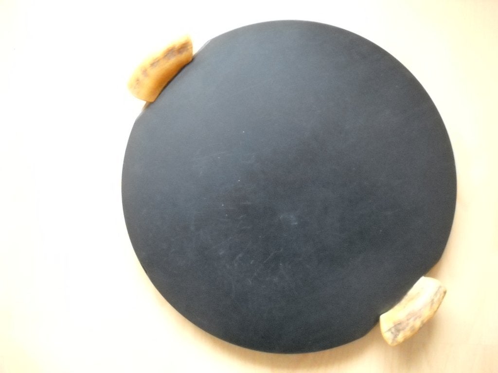 gesigneerd kaasplateau, diameter 30 cm, Antiek en Kunst, Verzenden, Bord, Zwart, Natuurlijk materiaal