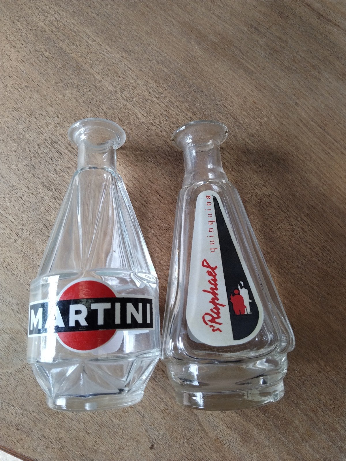 twee drankflesjes met geemailleerde logo,s, Ophalen of Verzenden