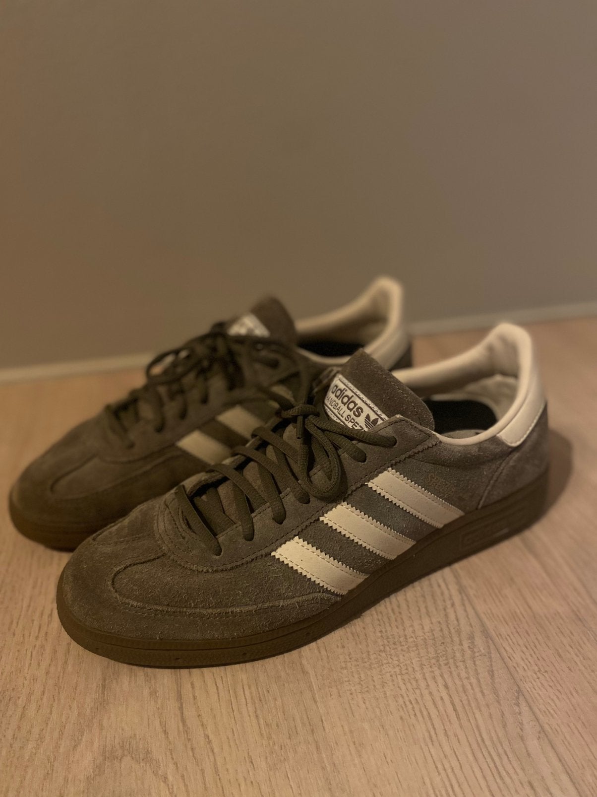 Adidas Spezial - Maat 43 1/3 - Olijfgroen, Kleding | Heren, Overige kleuren, Ophalen of Verzenden, Sneakers of Gympen, Zo goed als nieuw