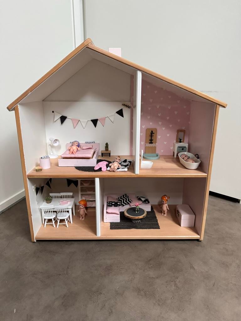 Prachtig gedecoreerd poppenhuis met complete inrichting, Ophalen, Zo goed als nieuw, Poppenhuis