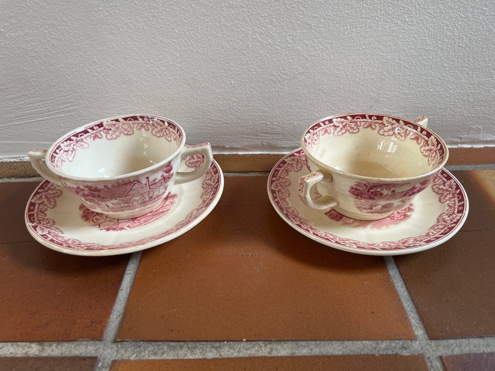 2 Antieke Boerenhoeve Soepkoppen / Chocoladekoppen Rood, Ophalen