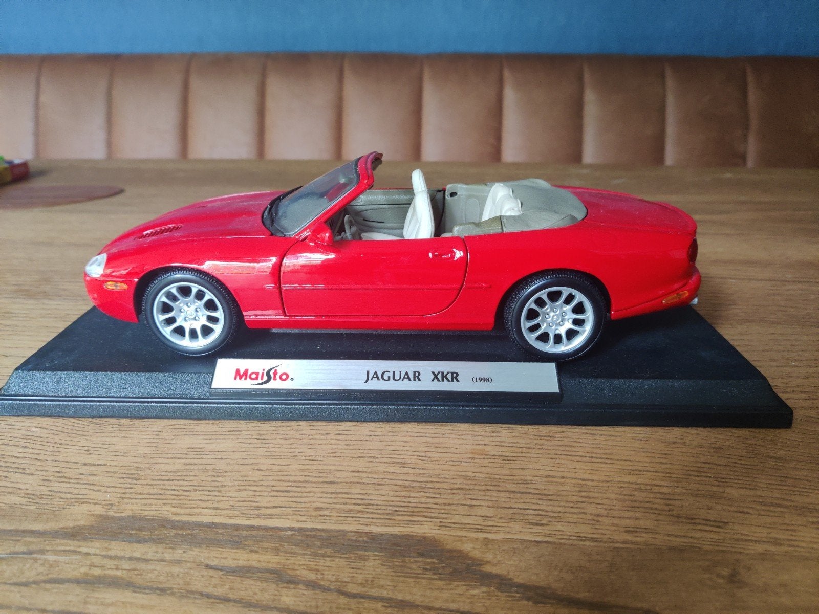 Maisto Jaguar XKR 1998 schaalmodel - Rood, Ophalen of Verzenden, Zo goed als nieuw, Auto, Overige merken