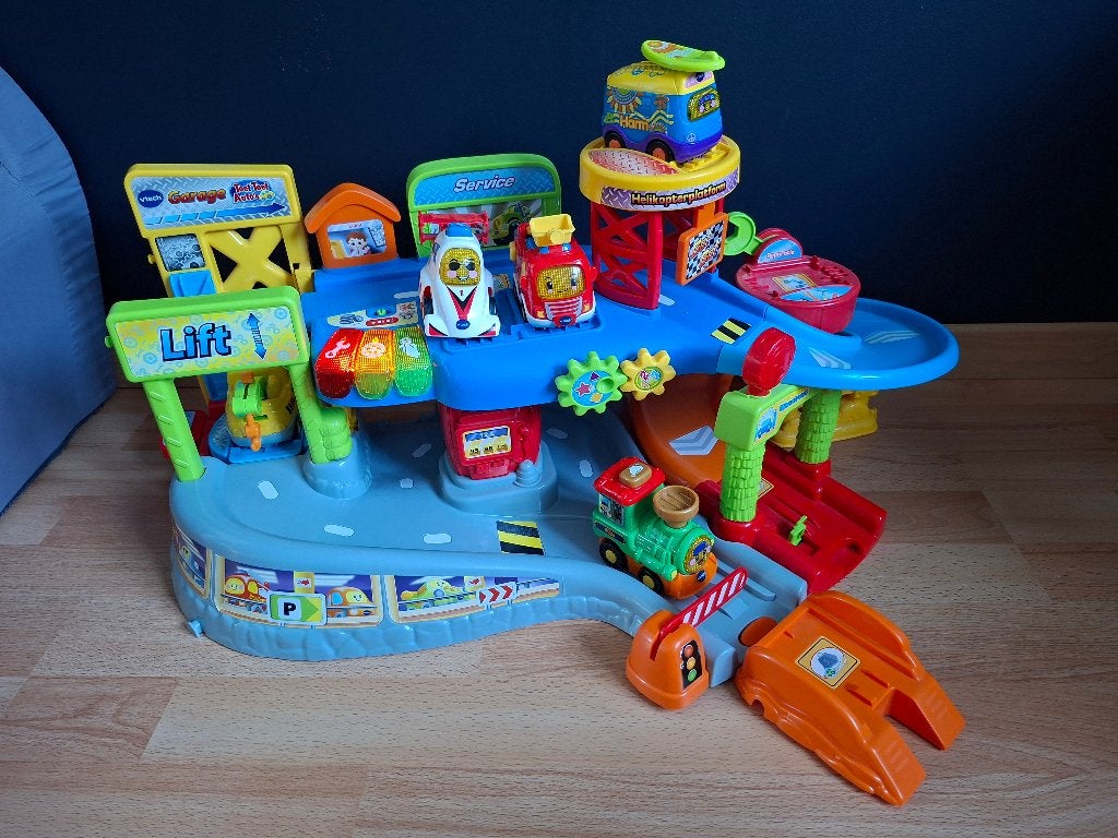 Toettoet garage Vtech met 5 auto's, Ophalen, Zo goed als nieuw