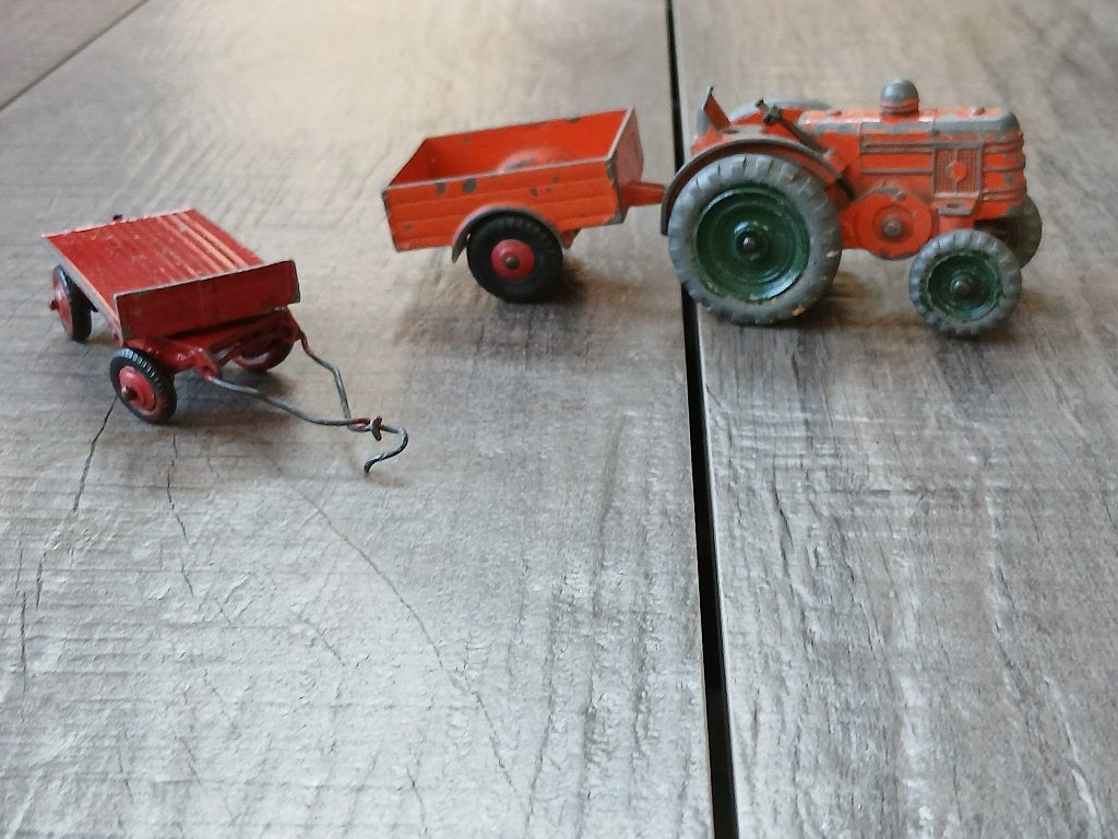 Oude Dinky toy Tractor met 2 aanhangers, Hobby en Vrije tijd, Ophalen of Verzenden, Gebruikt, Tractor of Landbouw, Dinky Toys