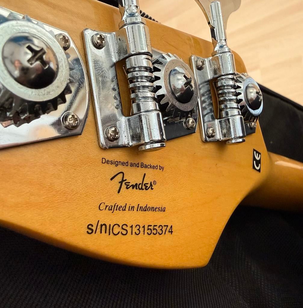 Witte Jazz basgitaar, Squier bij Fender, Ophalen of Verzenden, Zo goed als nieuw, Fender, Met versterker