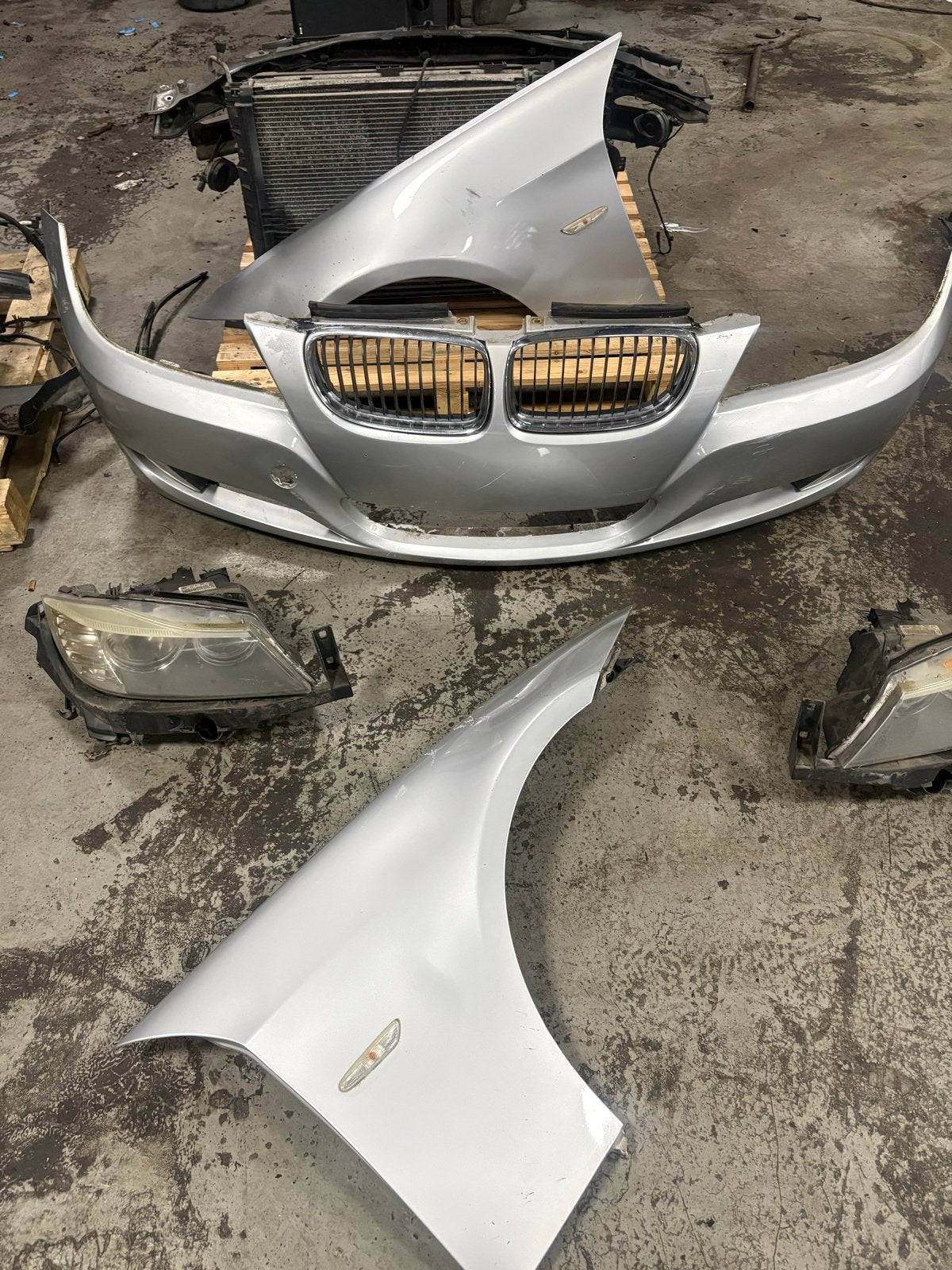 BMW 3 Serie E90/E91 Voorbumper, Spatborden, Radiateur ,, Auto-onderdelen, Gebruikt, Voor, Ophalen of Verzenden, Bumper
