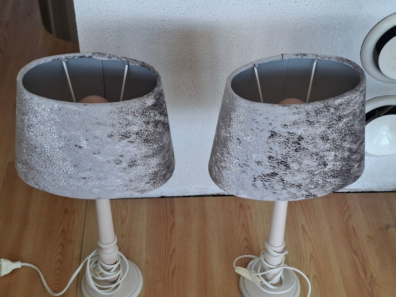 2 Tafellampen met houten voet en grijze suède lampenkap, Ophalen, Gebruikt, Met kap, Grijs