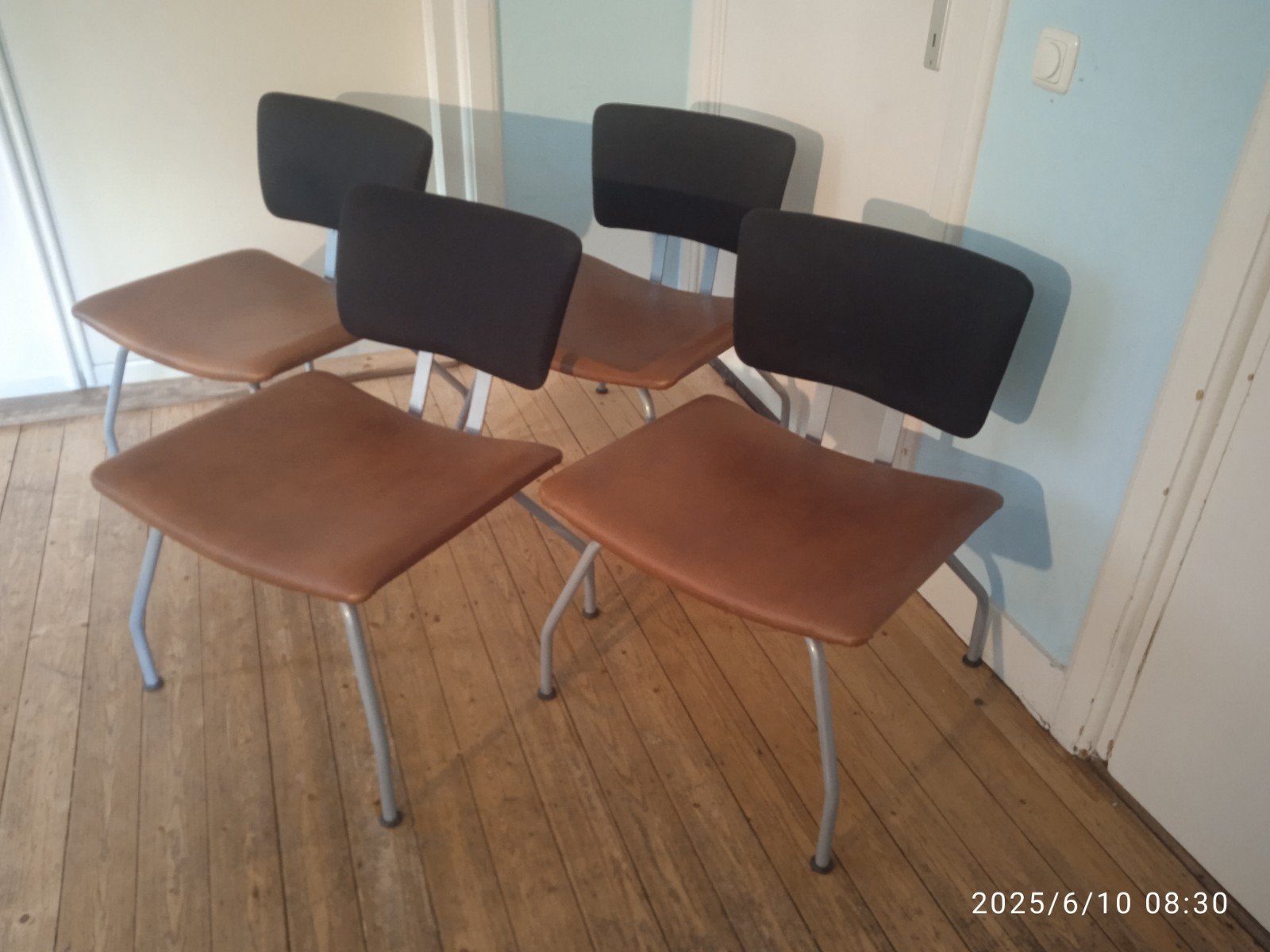 4 KFF-achtige stoelen, beige en zwart, jaren 80, Huis en Inrichting, Stoelen, Ophalen, Zo goed als nieuw, Vier, Metaal