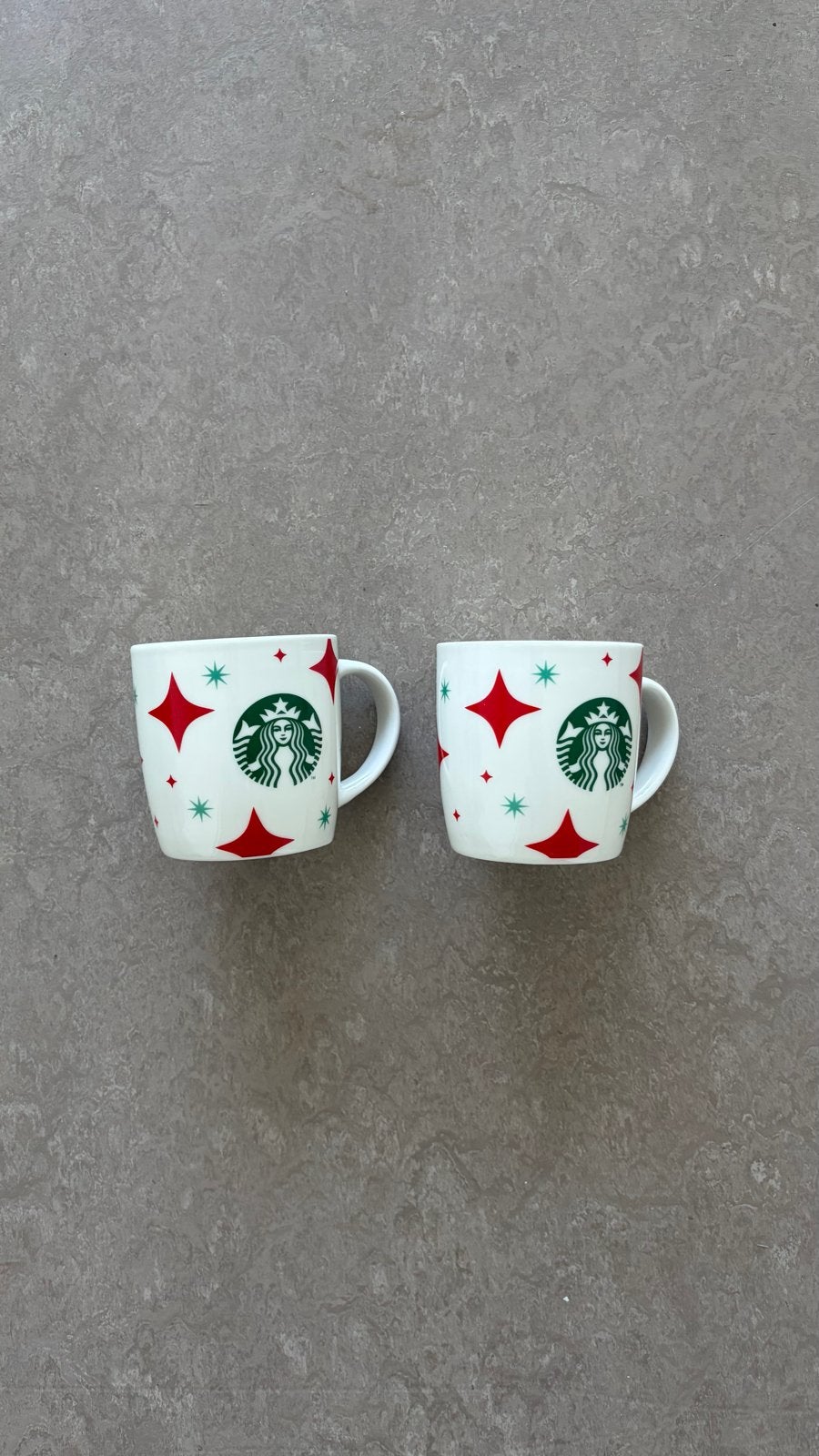 Set van 2 Starbucks Kerstmokken - Nieuwstaat, Overige typen, Ophalen of Verzenden, Zo goed als nieuw, Steen/keramiek
