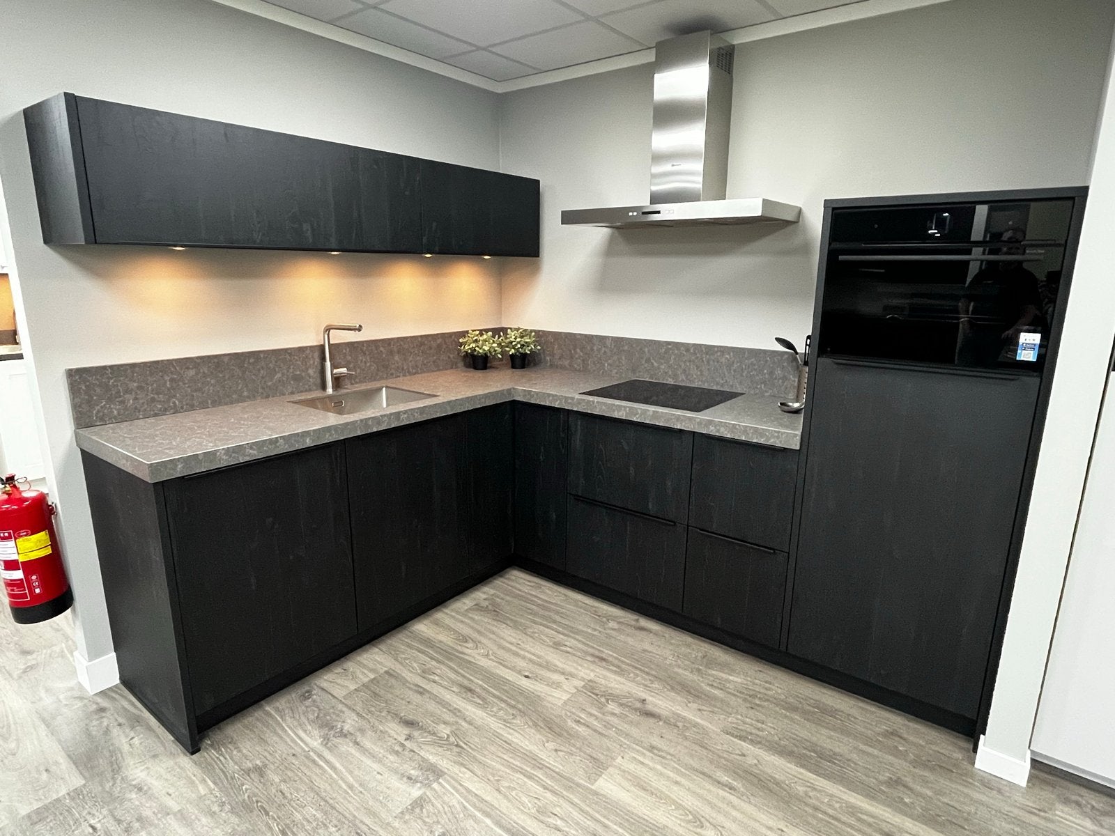 Showroom hoekkeuken, Zwart, Hoekkeuken, Nieuw, Ophalen of Verzenden
