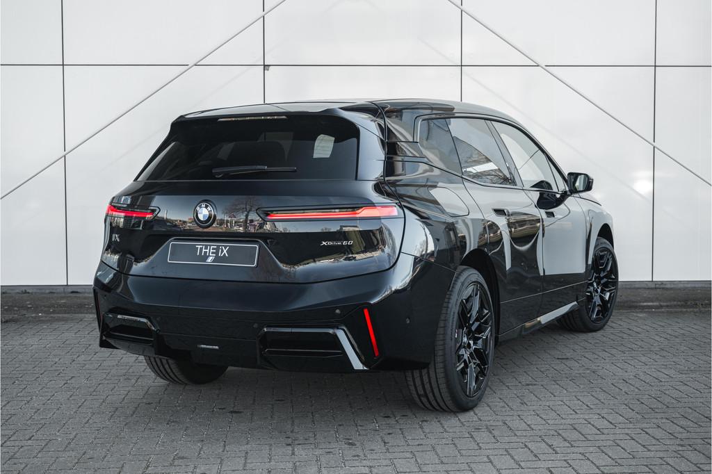 BMW iX xDrive60 M Sport / Panoramadak Sky Lounge / Parking A, Automaat, IX, Zwart, Leder