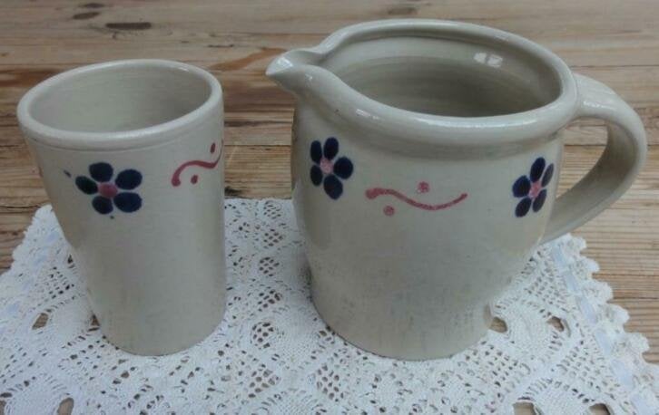 Handgemaakte keramieke kan & beker met blauwe bloemen, Huis en Inrichting, -, Keramiek, -, Overige typen