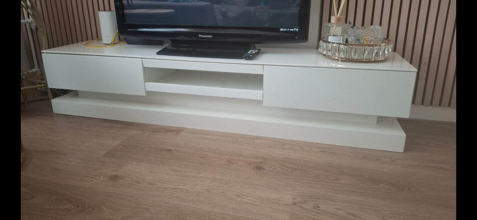 Modern wit tv-meubel met opbergruimte, Huis en Inrichting, 150 tot 200 cm, Ophalen of Verzenden, Zo goed als nieuw, Minder dan 100 cm