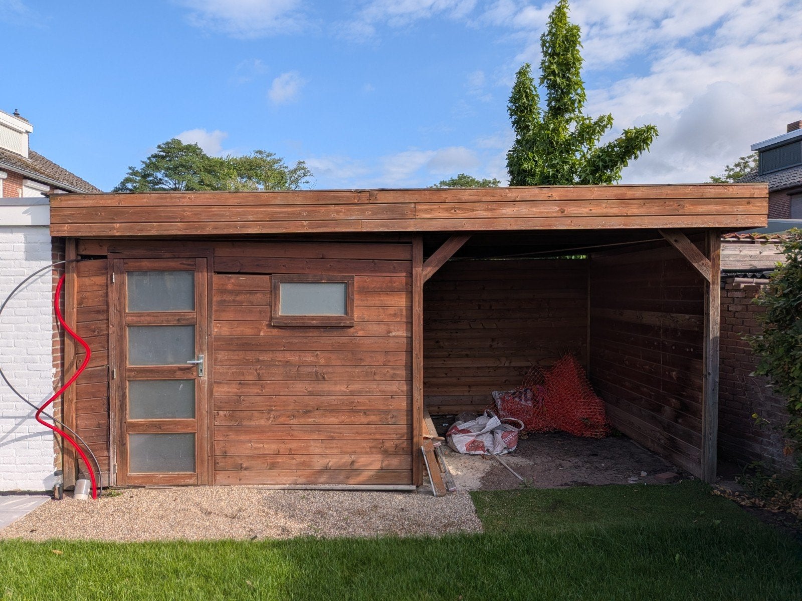 Gratis houten tuinhuis met overkapping – Zelf demonteren en, Gebruikt, 3 ramen of meer, Schuur, Ophalen of Verzenden