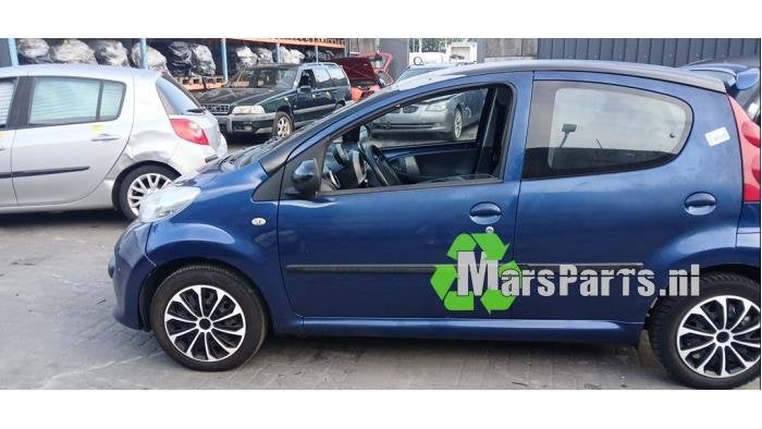 Portier 4Deurs links-voor van een Peugeot 107 (KNR), Gebruikt, -, Deur, -