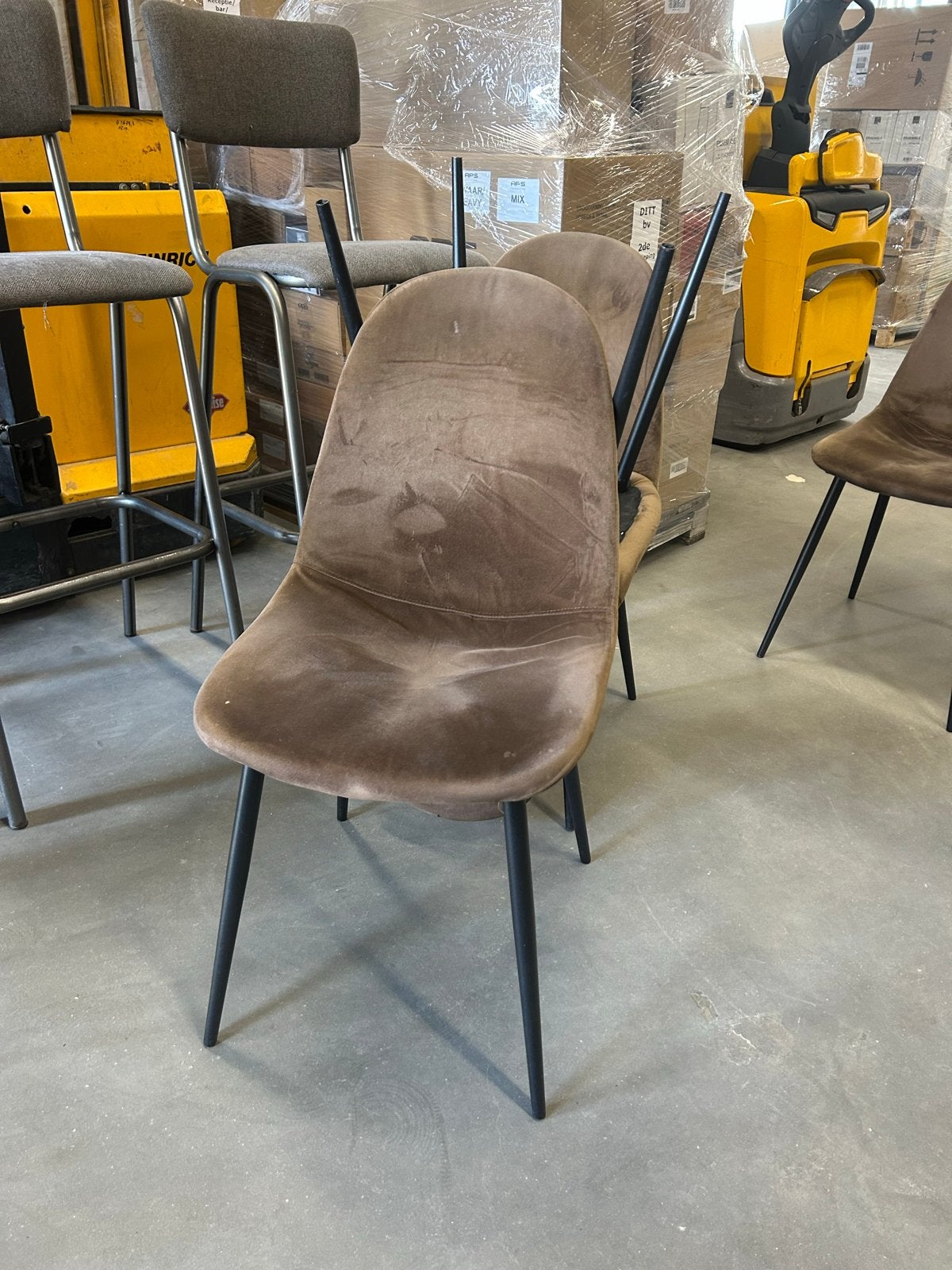27 bruine fluwelen restaurantstoelen - Gebruikt maar goed, Ophalen, Gebruikt, Bruin, Stof