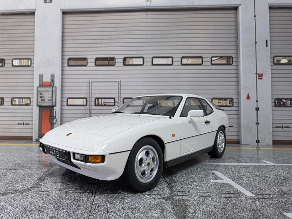 Porsche 924S 1986 1:18 in OVP, Hobby en Vrije tijd, Modelauto's | 1:18, Ophalen of Verzenden