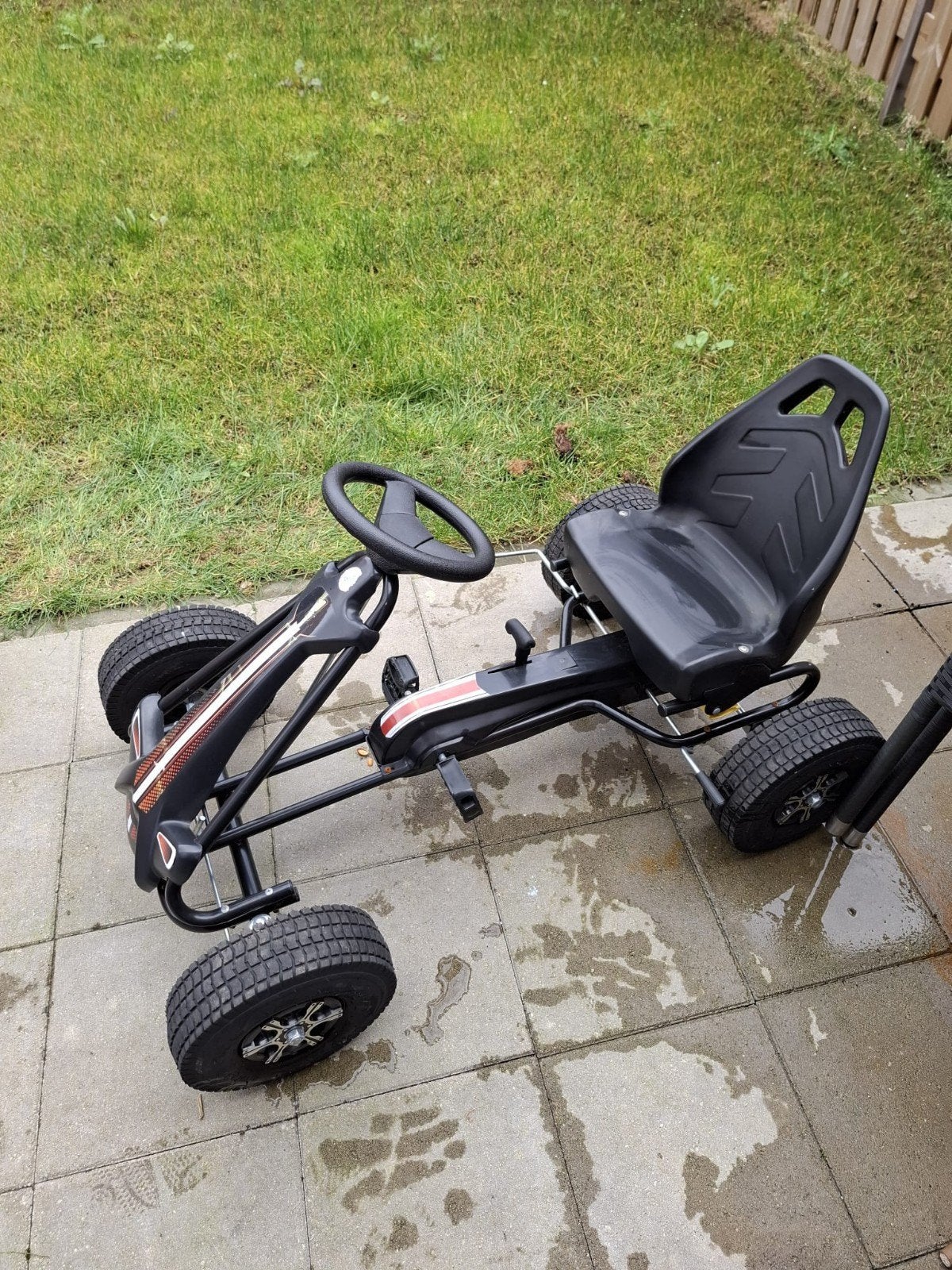 Zwarte skelter met verstelbare stoel, Ophalen of Verzenden, Gebruikt, Trapvoertuig