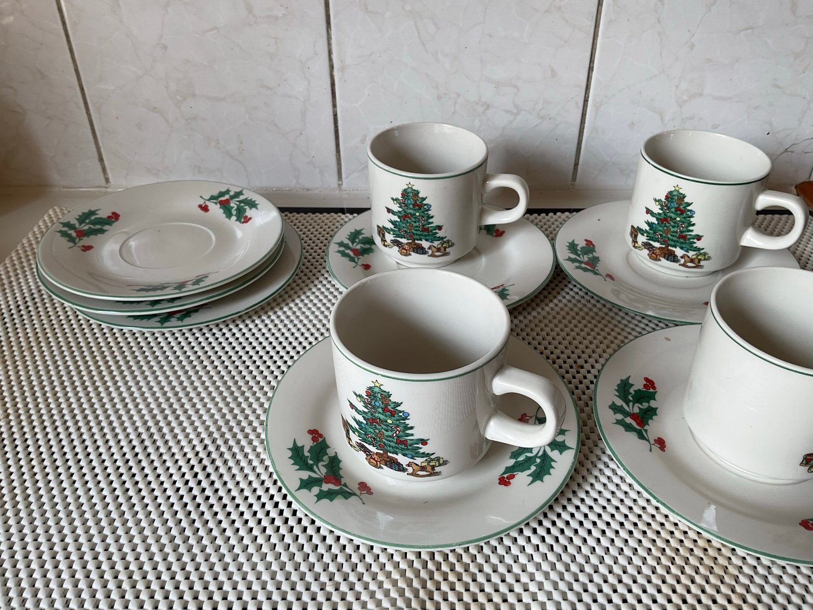 Kerst servies set - Kun-Lun - 4 kopjes en 7 schotels, Gebruikt, Overige merken, Keramiek, Ophalen of Verzenden