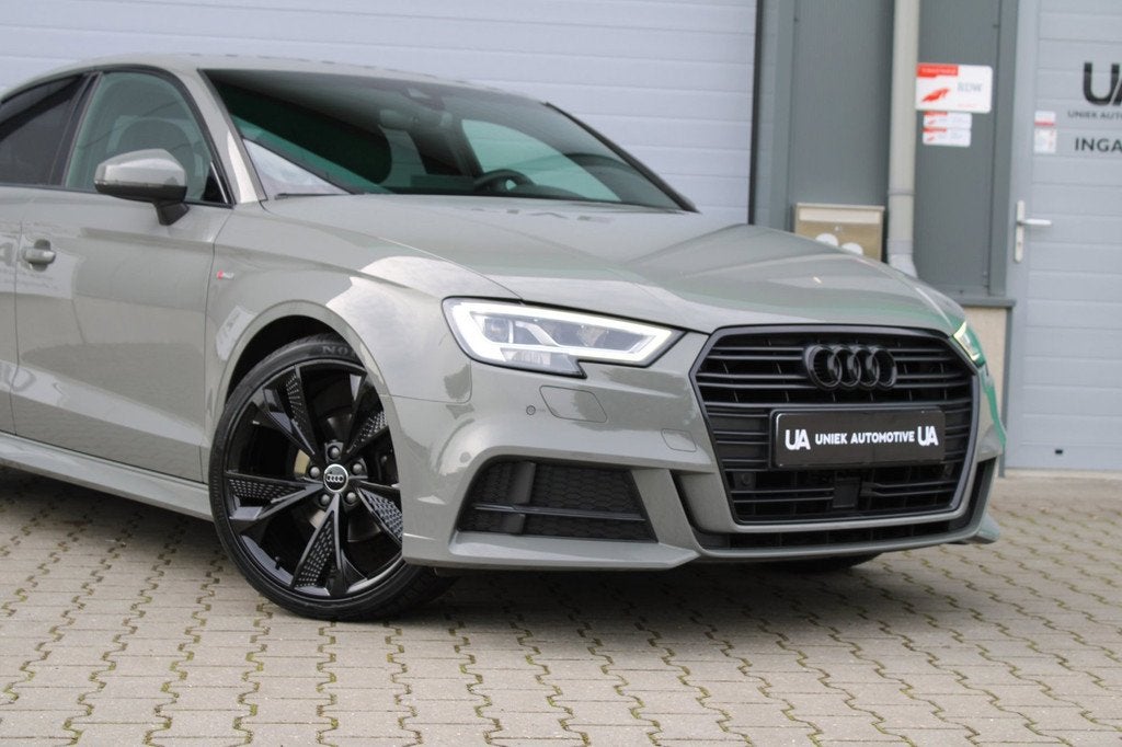 Audi A3 Limousine 35 TFSI CoD S EDITION | S LINE | S TRONIC, Auto's, Audi, Zwart, 150 pk, Leder en Stof, Bedrijf