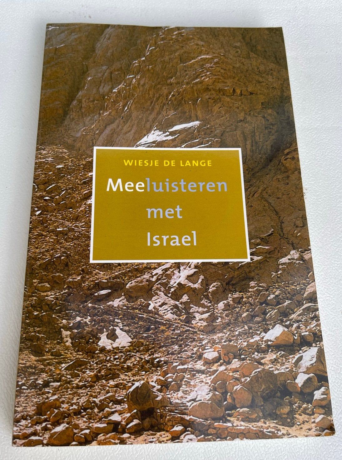 Meeluisteren met Israël - Wiesje de Lange, Ophalen of Verzenden, Zo goed als nieuw, Jodendom