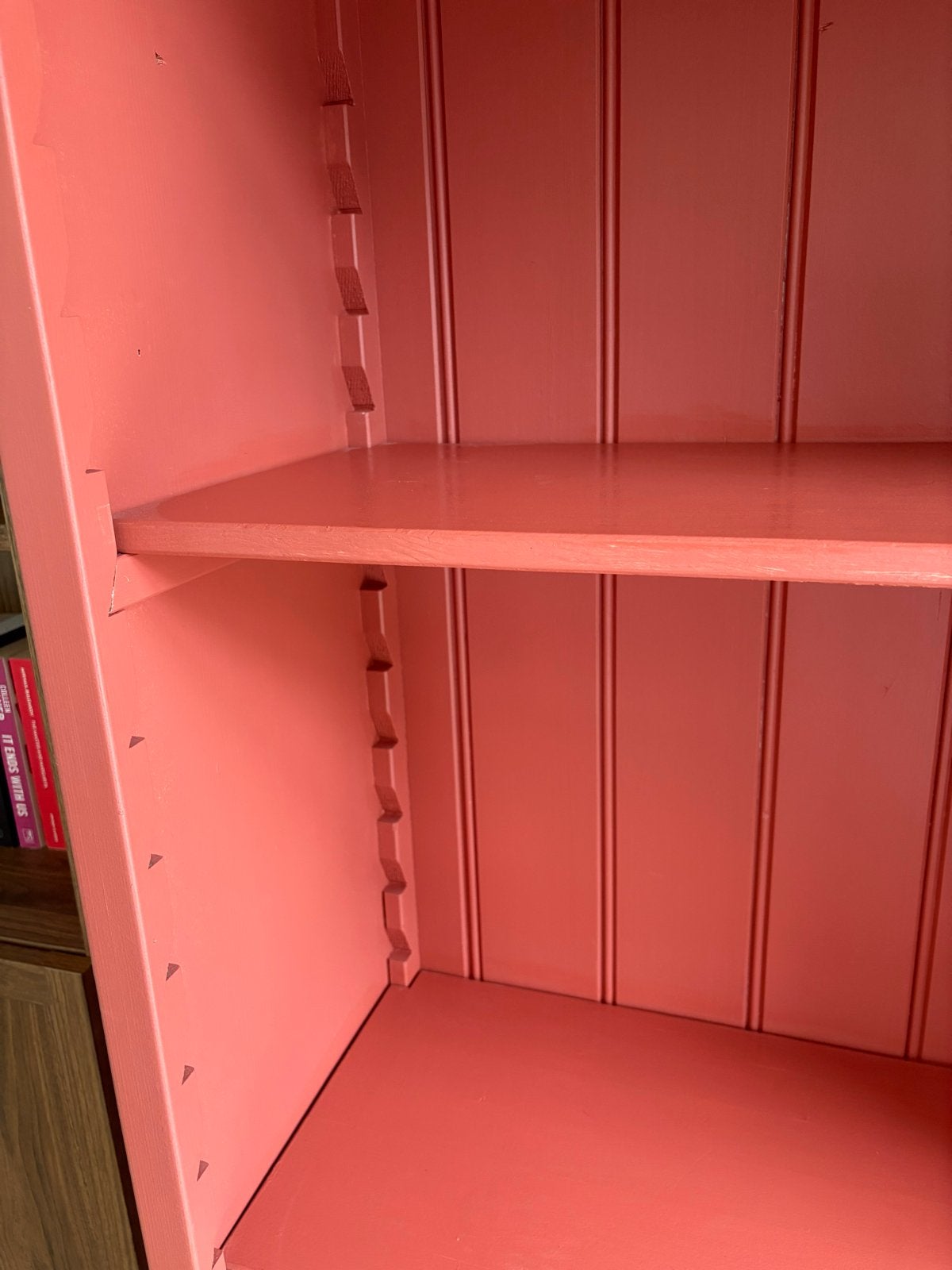 Mooie koraalrode boekenkast met verstelbare planken, Ophalen, Met plank(en), Gebruikt, 200 cm of meer