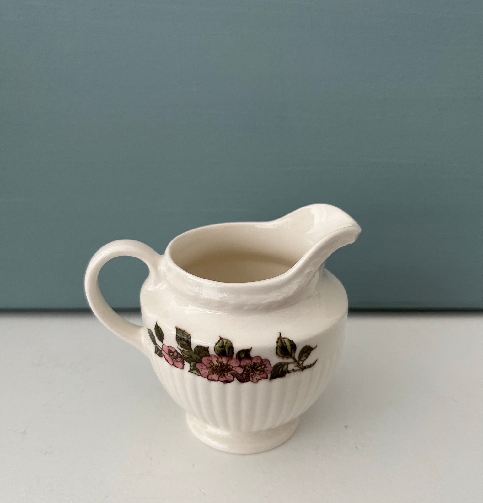 Wedgwood Etruria Barlaston 'Briar Rose' roomkannetje, Ophalen of Verzenden