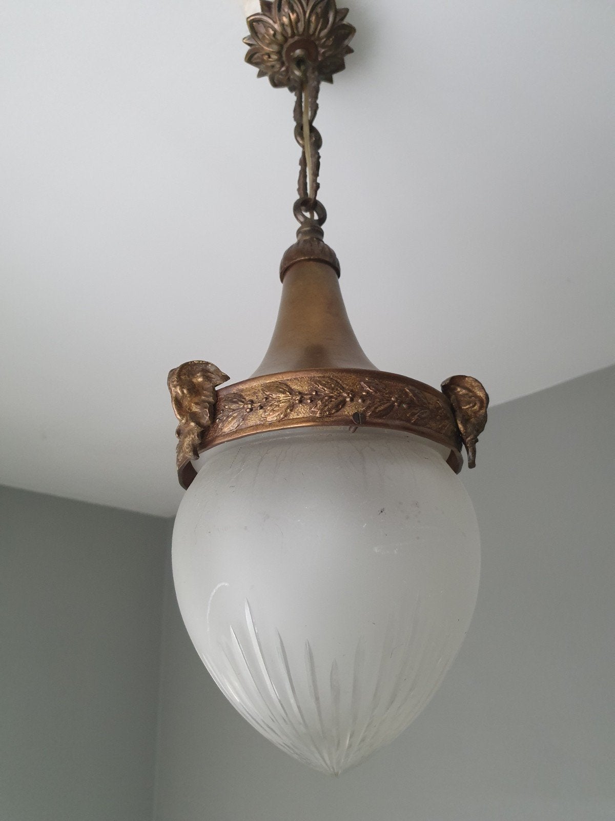 Antieke hanglamp met geëtst glas en bronzen details, Antiek en Kunst, Antiek | Lampen, Ophalen of Verzenden