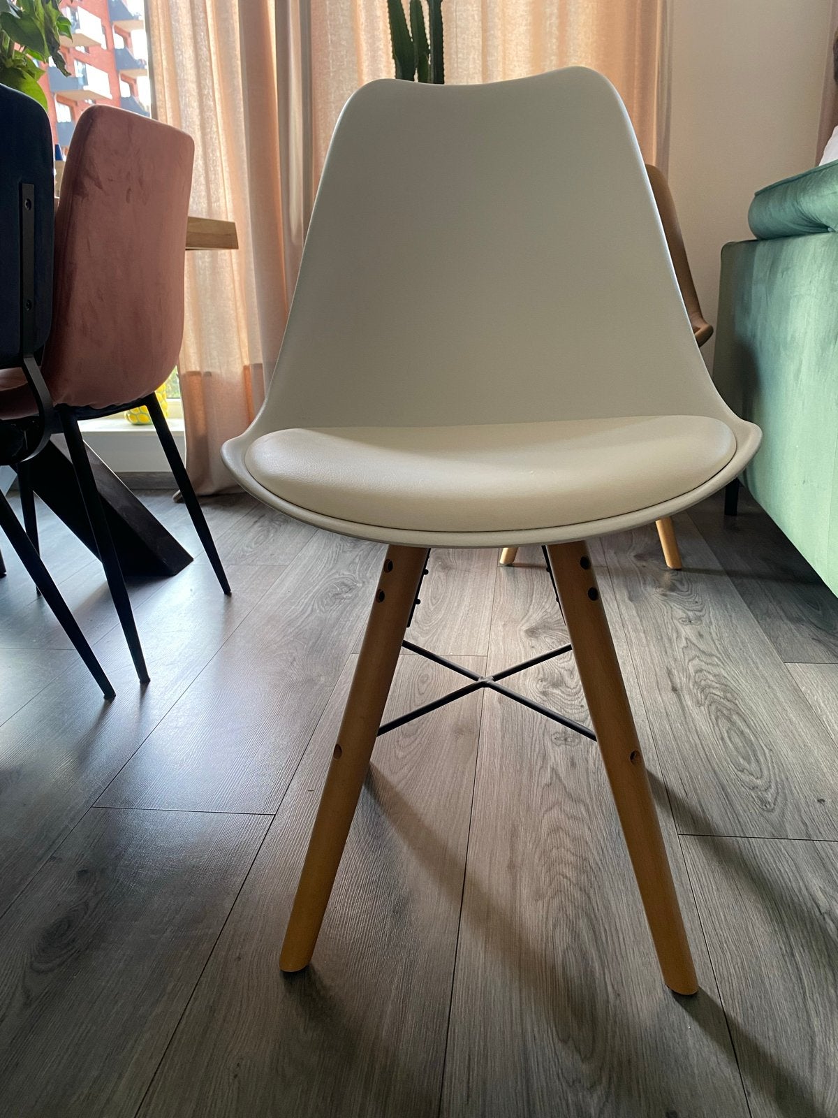 Witte kuipstoel met houten poten, Ophalen, Gebruikt, Wit, Eén