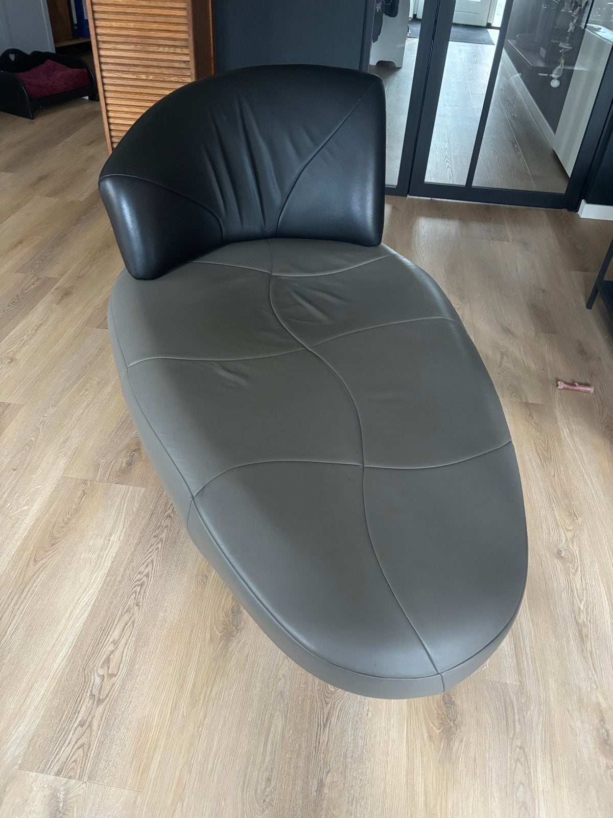 Leolux Kikko chaise longue - Design en comfort, Eenpersoons, Leer, Ophalen of Verzenden, Zo goed als nieuw