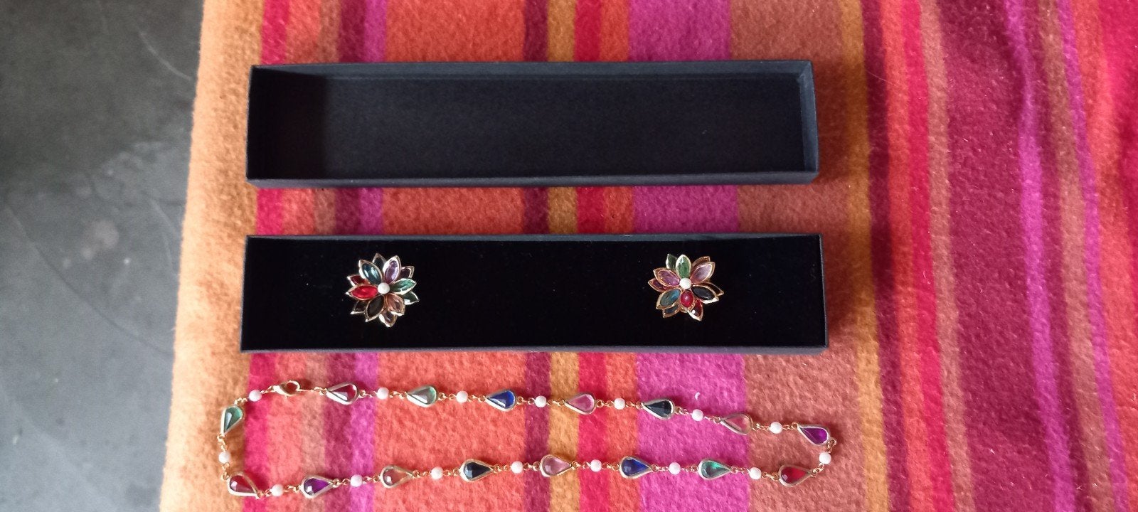Nieuwe Kleurrijke Oorbellen en Ketting Set met Edelstenen, Overige materialen, Overige kleuren, Nieuw, Ophalen of Verzenden