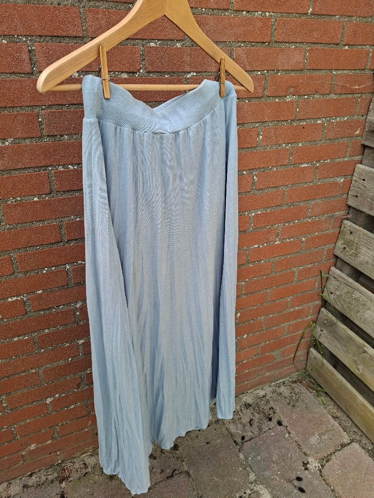 Licht blauwe plisse rok > merk Simple, Kleding | Dames, Rokken, Blauw, Nieuw, Ophalen of Verzenden, Maat 36 (S)