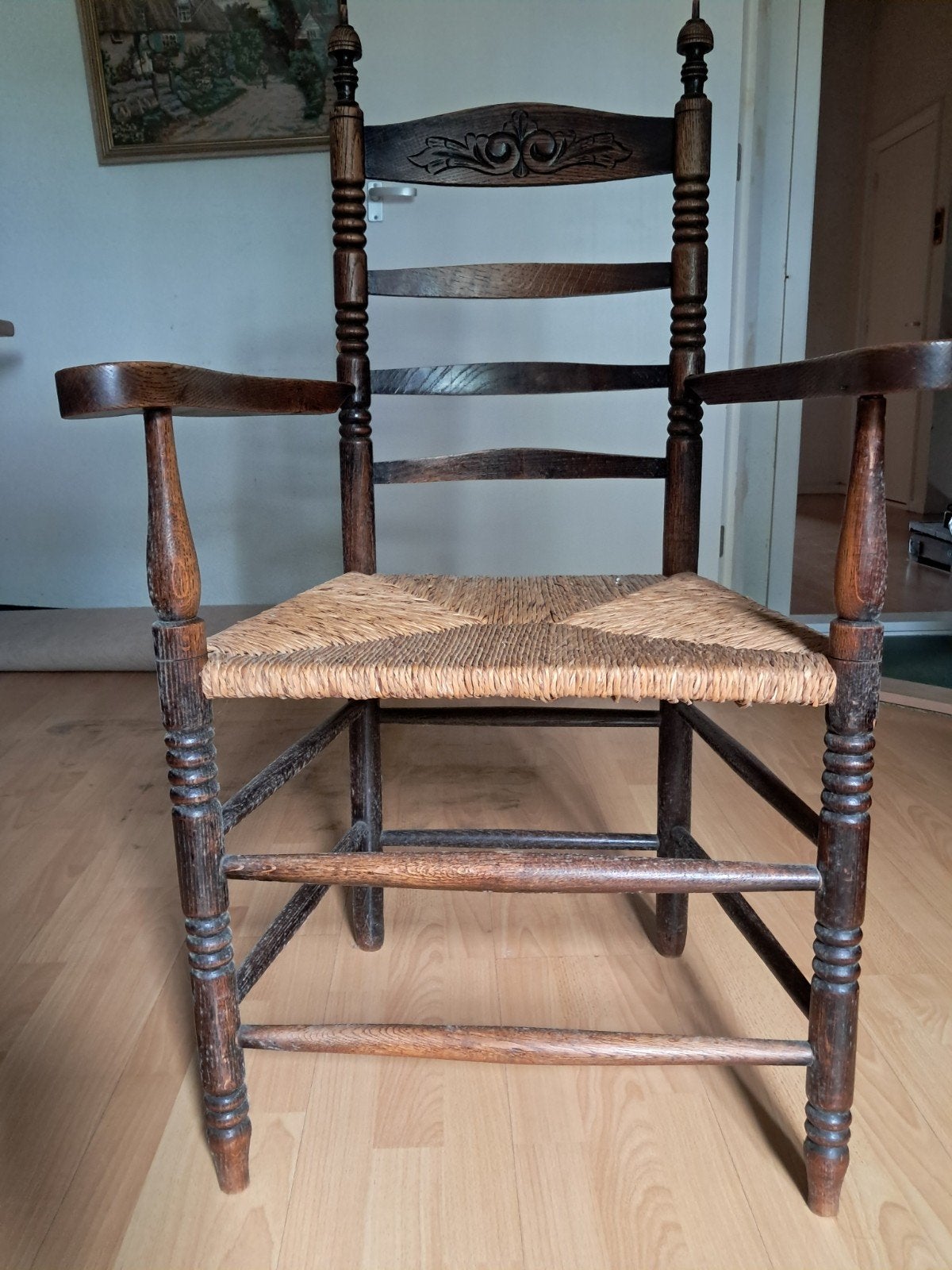 Antieke houten stoel met rieten zitting en armleuningen, Ophalen