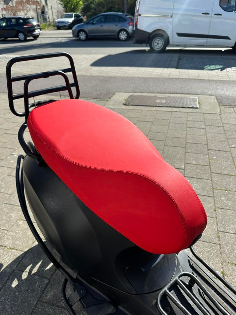 Vespa rode zadel limited edition, Ophalen of Verzenden, Zo goed als nieuw, Zadel, Vespa